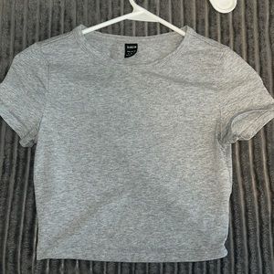 grey cropped tee